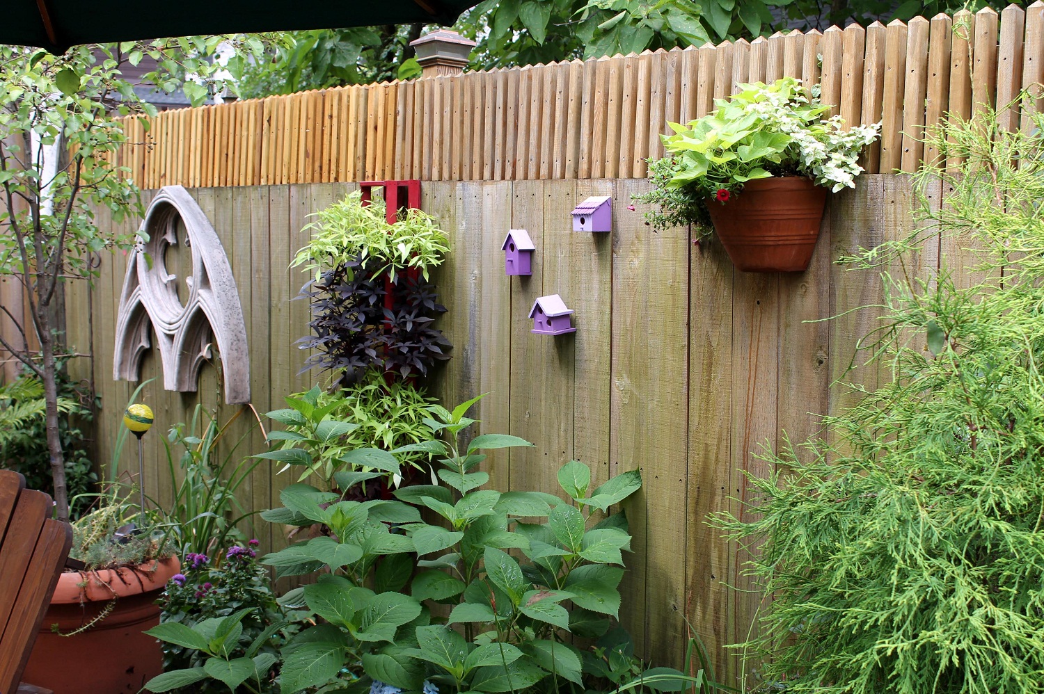 14 creative ways to spice up your garden fence and make it as gorgeous ...
