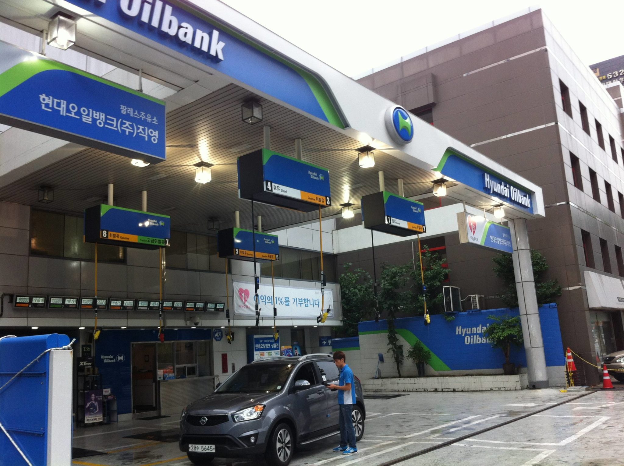 https://www.reddit.com/r/mildlyinteresting/comments/2l43oh/in_seoul_the_gas_pumps_hang_from_the_roof/