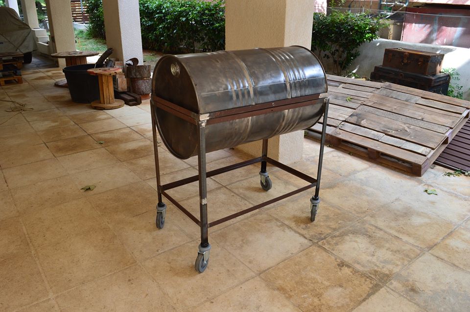Clever man shows how to transform a barrel into a BBQ grill