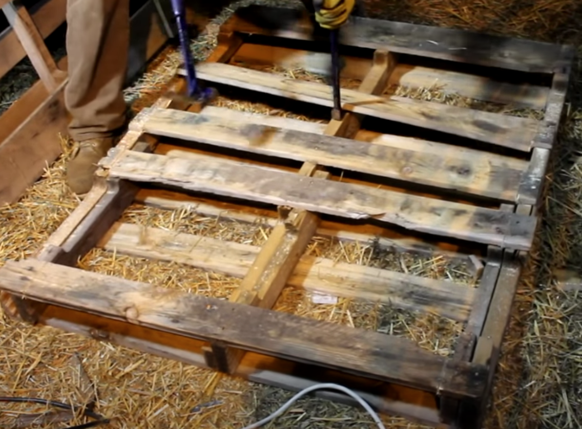 Dad asked to build for daughter’s play, transforms crate pallet into
