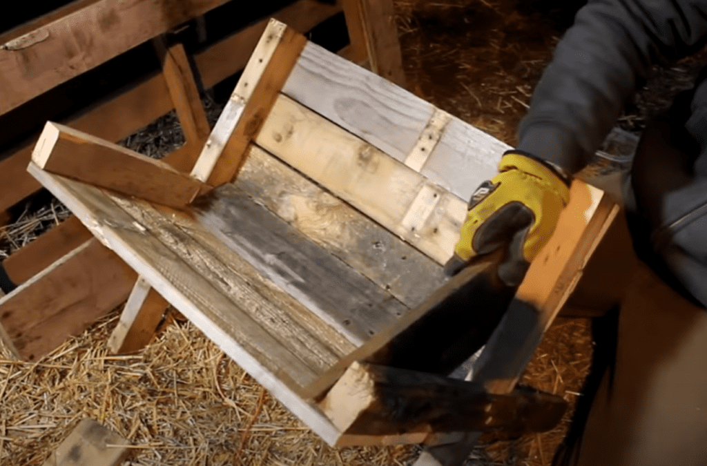 Dad asked to build for daughter’s play, transforms crate pallet into