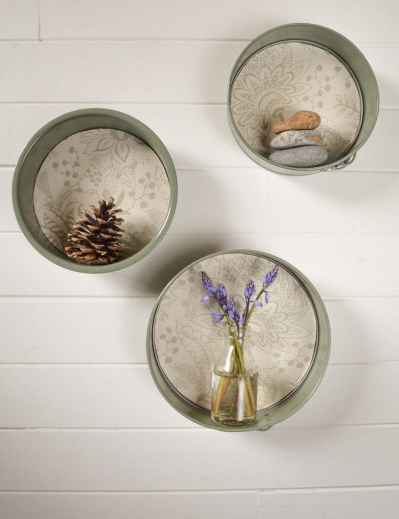 30 smart ways to reuse and upcycle old baking pans