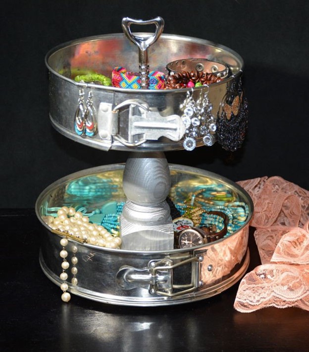 30 smart ways to reuse and upcycle old baking pans