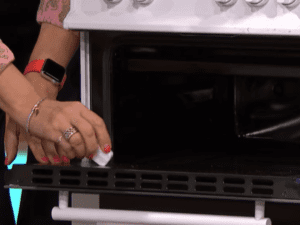 This oven cleaning trick is too simple, yet not enough people know it