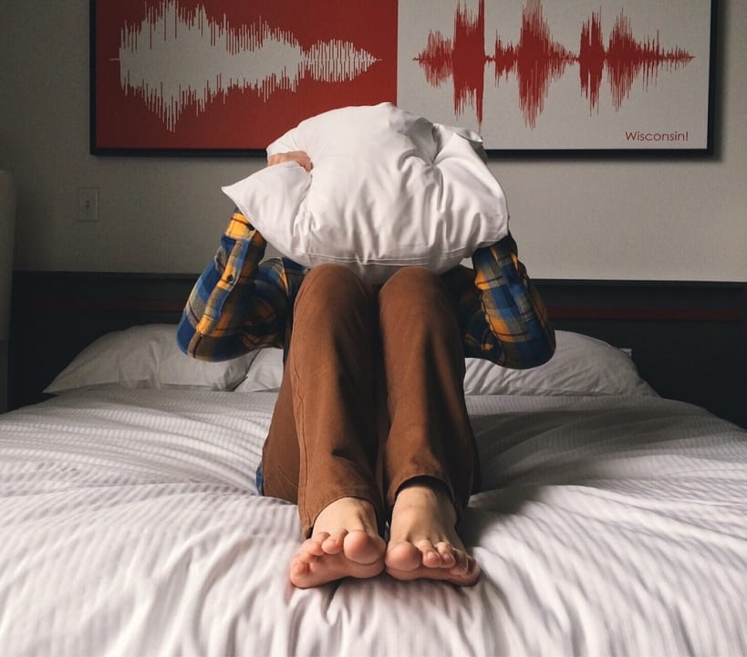 5+ benefits of wedge pillows and why they’re great to sleep on