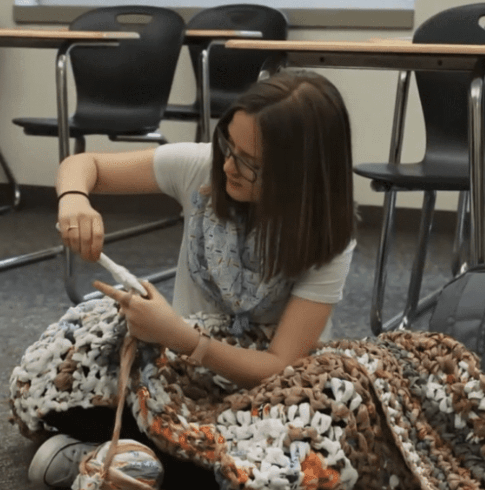 Teens take an idea from the elderly and turn plastic bags into “plarn