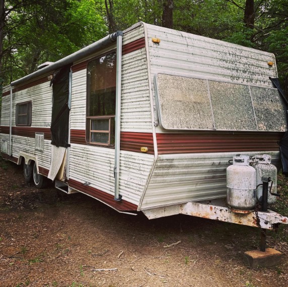 Homeless woman given free “falling apart” camper builds adorable tiny ...