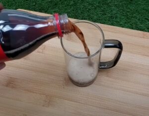 Mom mixes coke and vinegar for incredibly effective cleaning hack